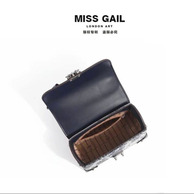 T&uacute;i MISS GAIL với họa tiết th&ecirc;u logo