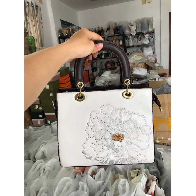 Chi tiết t&uacute;i x&aacute;ch Da B&ograve;