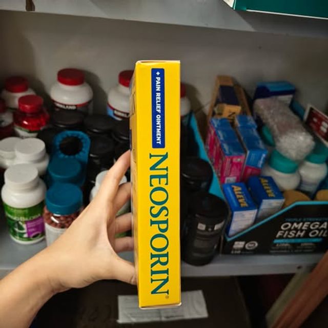 Hộp kem Neosporin