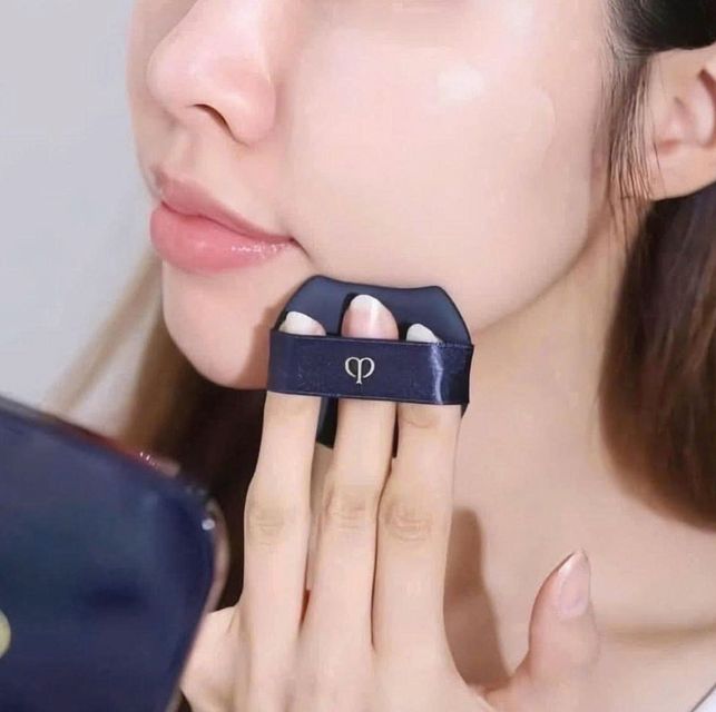 Phấn Nước Cushion CLE DE PEAU Eclat Lumineux - Tone I10