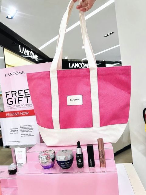 Túi hồng Lancome đi biển 1