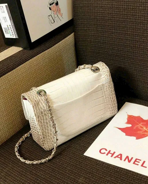 Kh&aacute;ch h&agrave;ng sử dụng T&uacute;i x&aacute;ch Nữ Cao Cấp