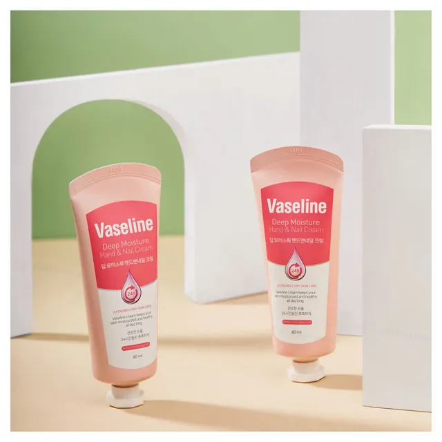Kem Dưỡng Da Tay V&agrave; M&oacute;ng Vaseline