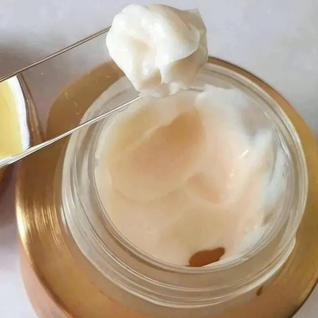 Kem dưỡng trắng da CRE8SKIN Salmon Oil Cream