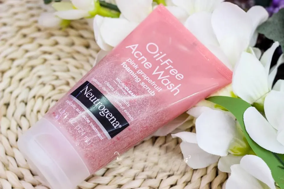Sữa rửa mặt Neutrogena Oil Free Acne Wash l&agrave;m sạch tối ưu