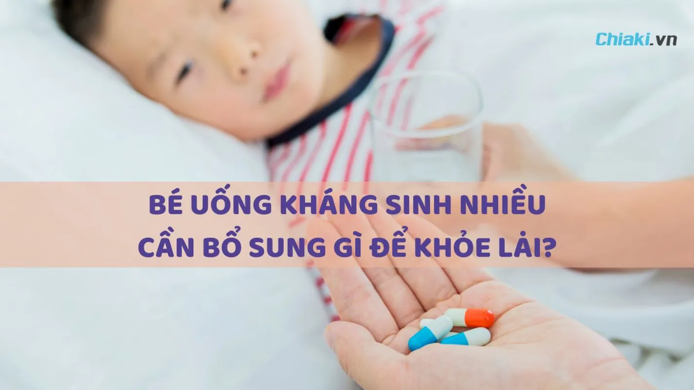 HÌNH ẢNH BÉ SƠ SINH ĐANG ĐƯỢC MẸ CHO UỐNG SIRO THUỐC HO BẰNG THÌA