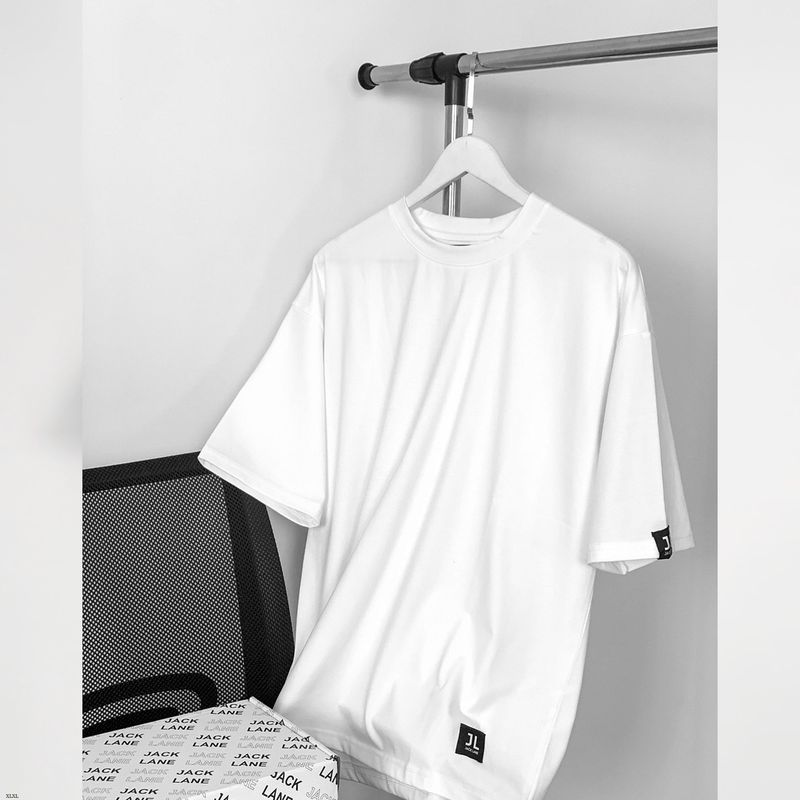 Nhãn hiệu Jack Lane đã cho ra mắt bộ sưu tập áo phông trơn Hà Nội 2024 với thiết kế đơn giản nhưng không kém phần nổi bật. Chất liệu cao cấp và đường may tinh tế sẽ mang lại cảm giác thoải mái và không hề giảm đi vẻ đẹp lịch lãm của người mặc.