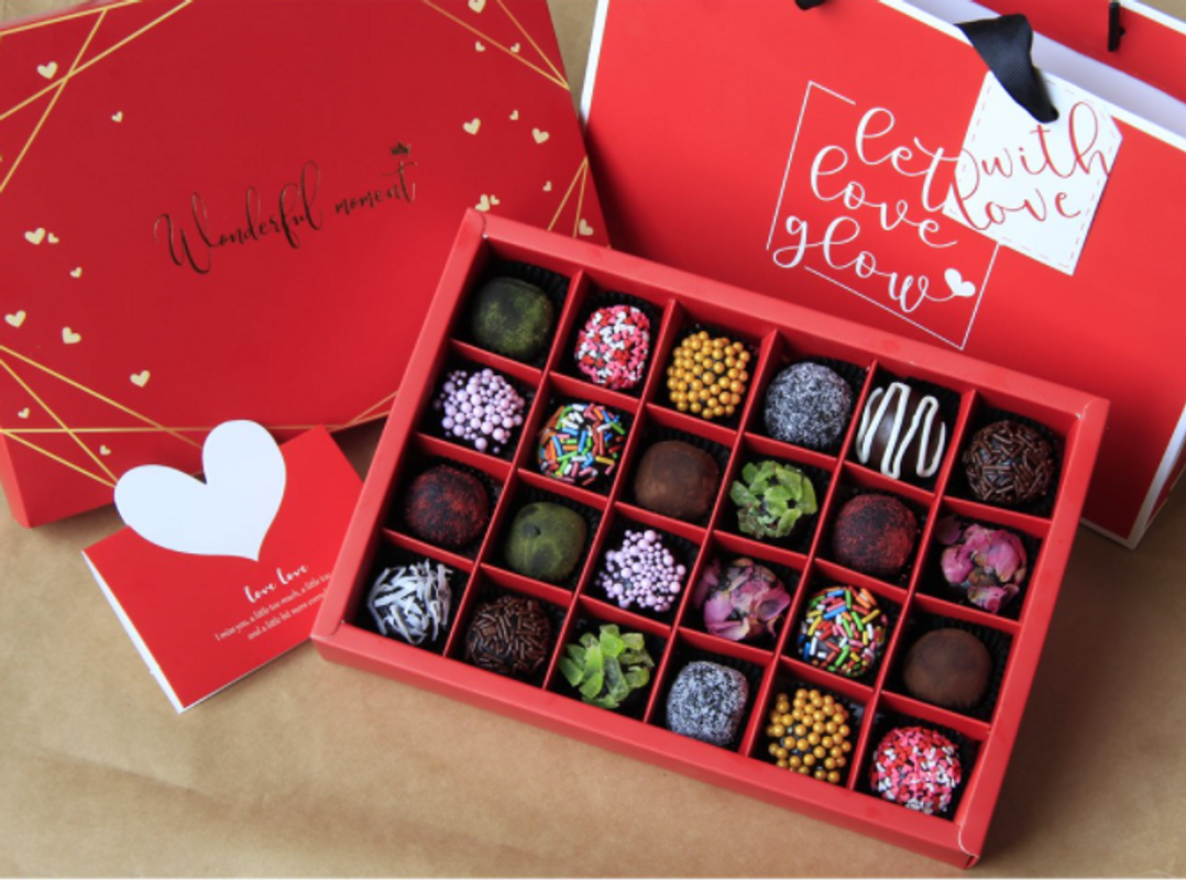 Hộp socola Valentine 24 viên M3 sẽ làm cho tình yêu của bạn thêm ngọt ngào. Khi thưởng thức những viên socola tuyệt vời, bạn và người mà bạn yêu thương sẽ cảm thấy hạnh phúc và thư giãn. Đây sẽ là một món quà tuyệt vời dành cho người mà bạn yêu thương nhân dịp Valentine.