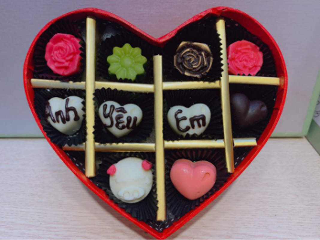 Hộp socola Valentine hấp dẫn và đầy cảm xúc sẽ giúp bạn truyền tải những yêu thương chân thành nhất tới người mình yêu quý. Hãy trân trọng và tặng đi nhé!