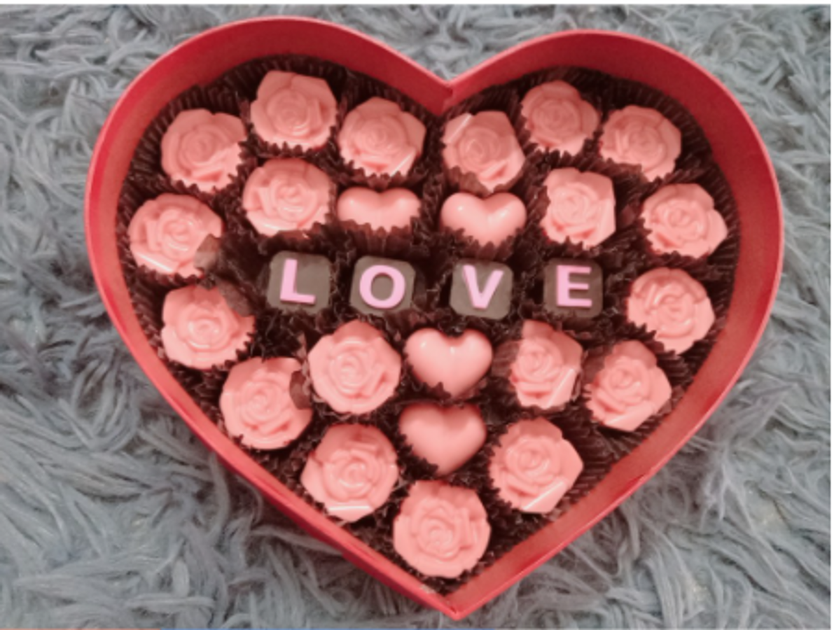Hộp Kẹo Socola Hoa Hồng Chữ Love Cho Ngày Valentine