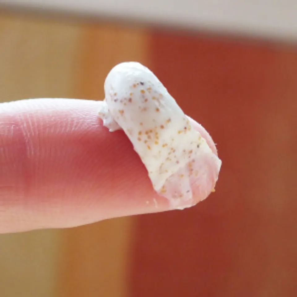 Hạt kem tẩy da chết của St Ives Apricot Scrub có chứa các hạt có kích thước vừa phải massage cho da