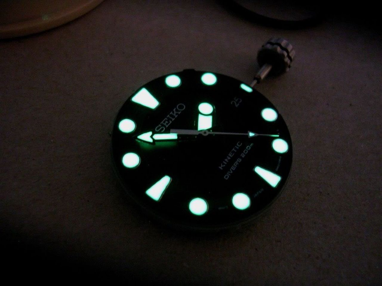 Đồng hồ Seiko Kinetic cho nam SKA413 có khả năng phát quang khi ở dưới nước hoặc trong bóng tối