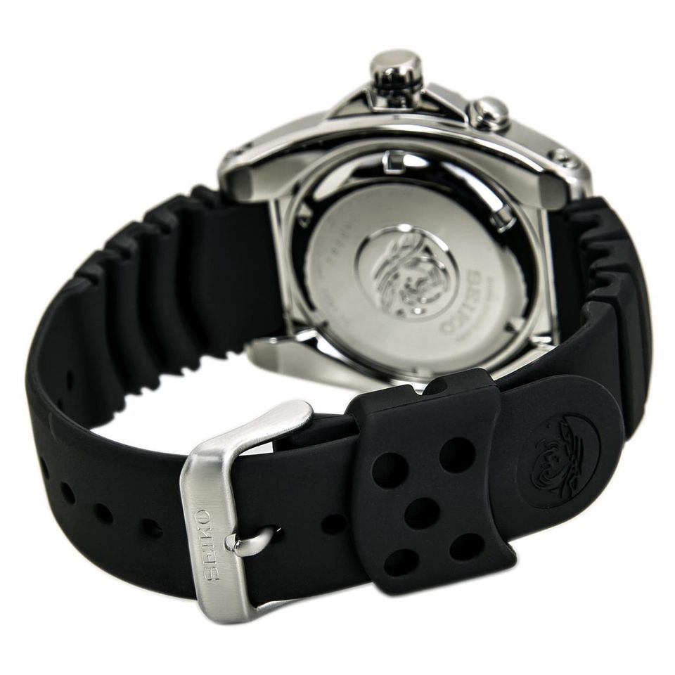 Đồng hồ Seiko Kinetic SKA413 là dây đeo Urethane màu đen mạnh mẽ và rất bền khi ở dưới nước
