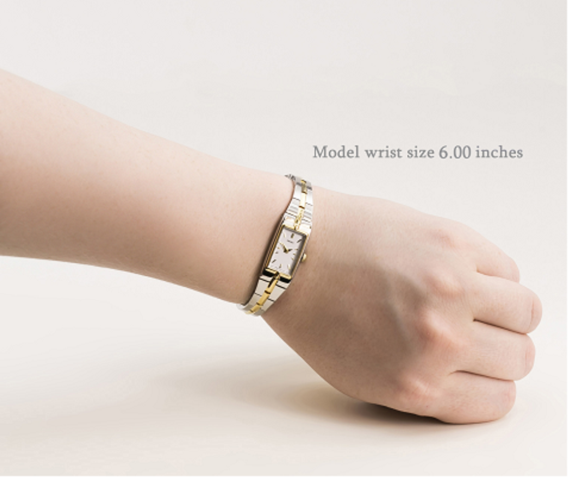 Đồng hồ Seiko quartz nữ SZZC40 nổi bật hơn với 2 tone màu trắng và vàng xen kẽ tạo nét thanh lịch cho người đeo.
