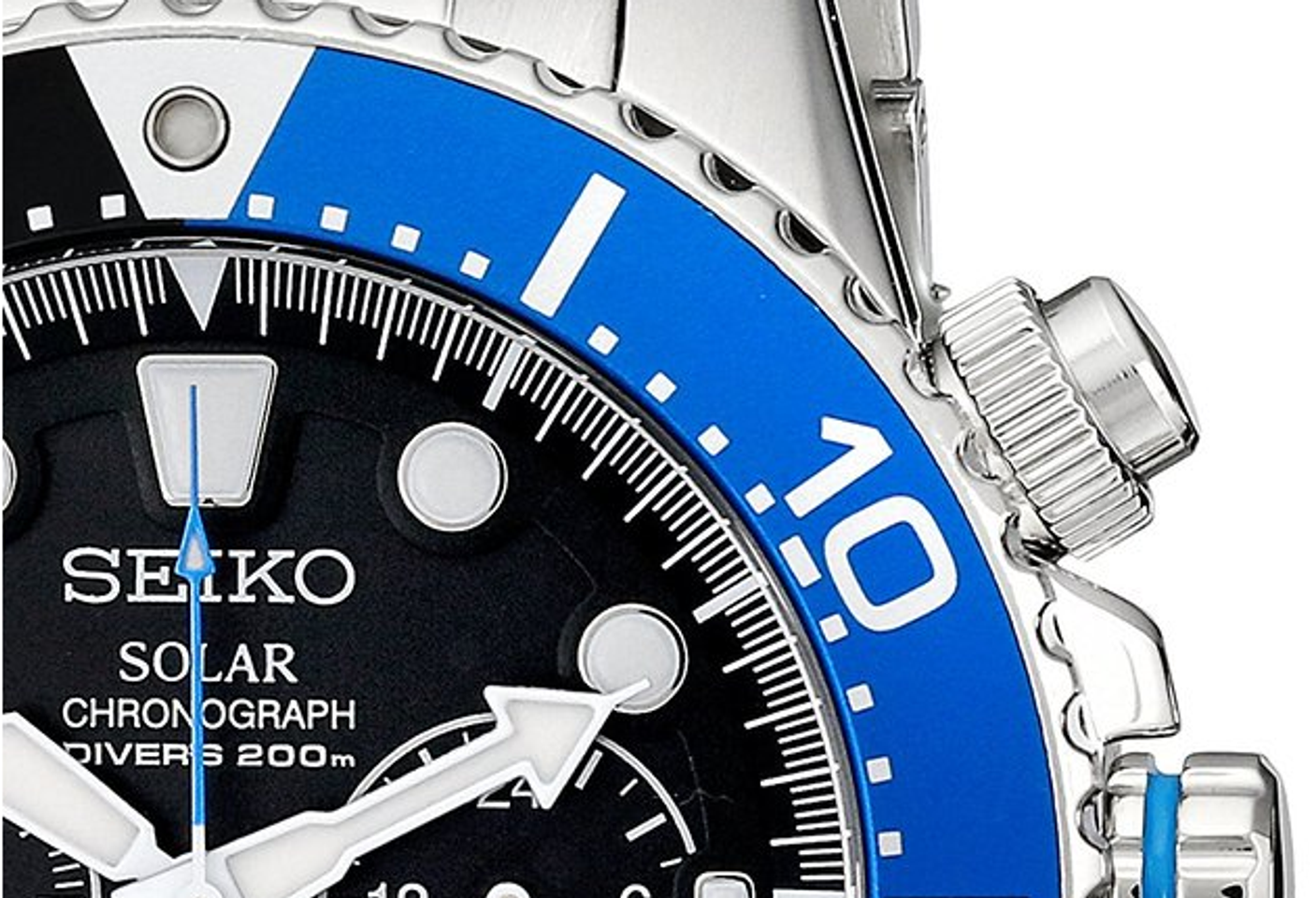 Đồng hồ Seiko Solar SSC017 thể hiện được đẳng cấp phái mạnh nhờ sắc đen của mặt đồng hồ cùng với thiết kế viền hình răng cưa đầy mạnh mẽ.