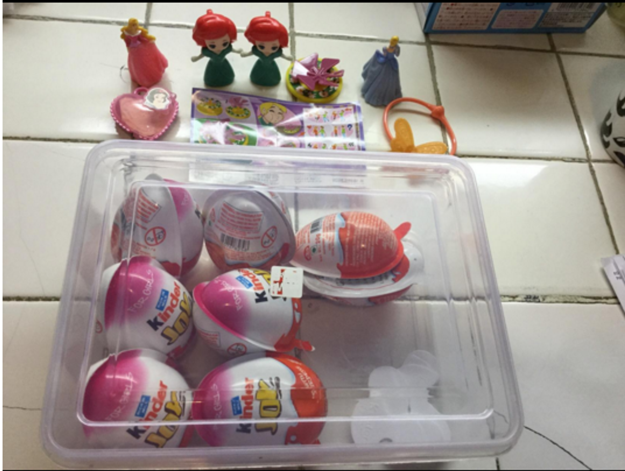 Quả trứng đồ chơi socola Kinder cho bé gái gồm bộ sưu tập búp bê