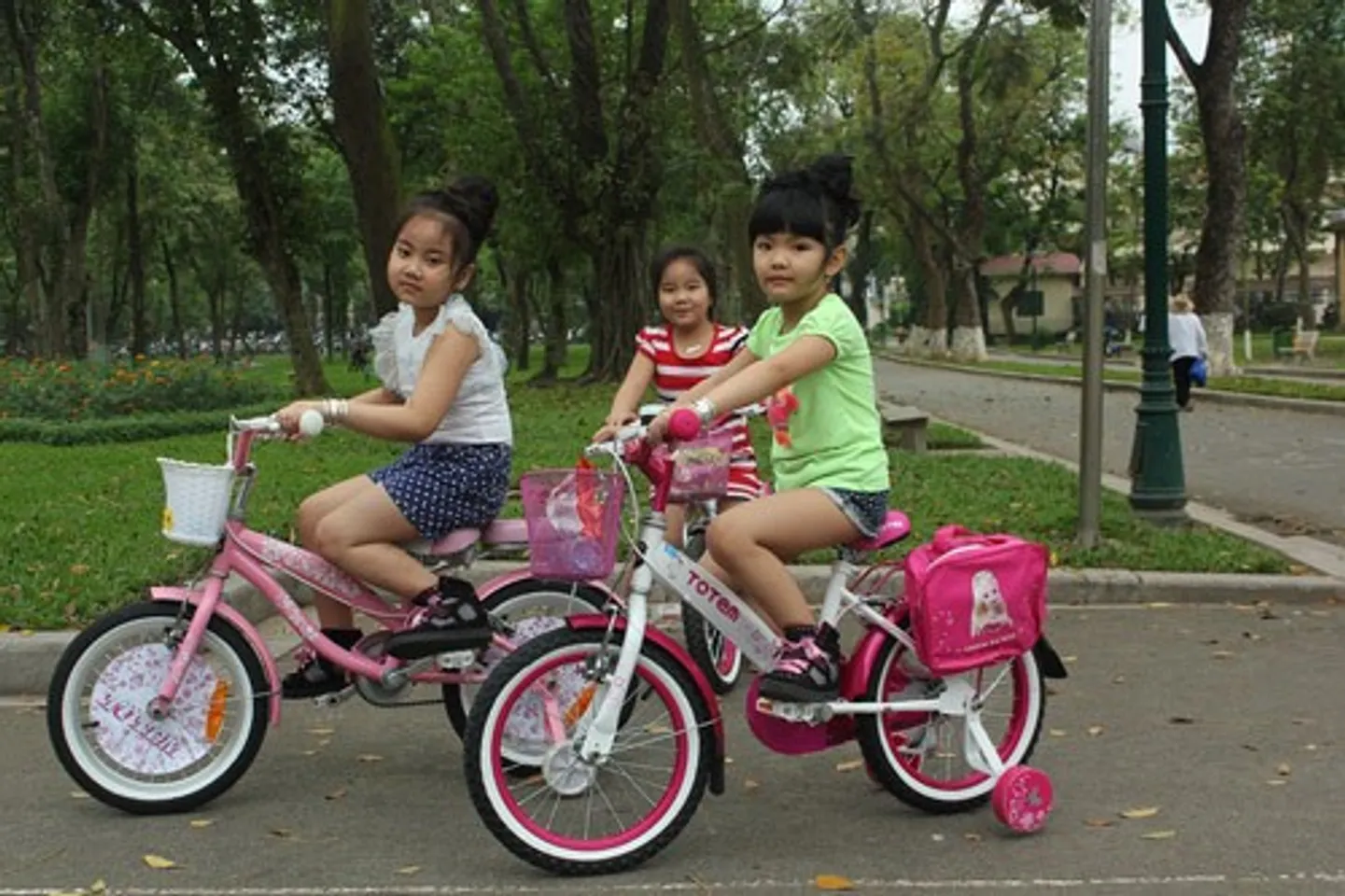 Với xe đạp Totem Roses 12 bé thoải mái vận động mà không lo ngã