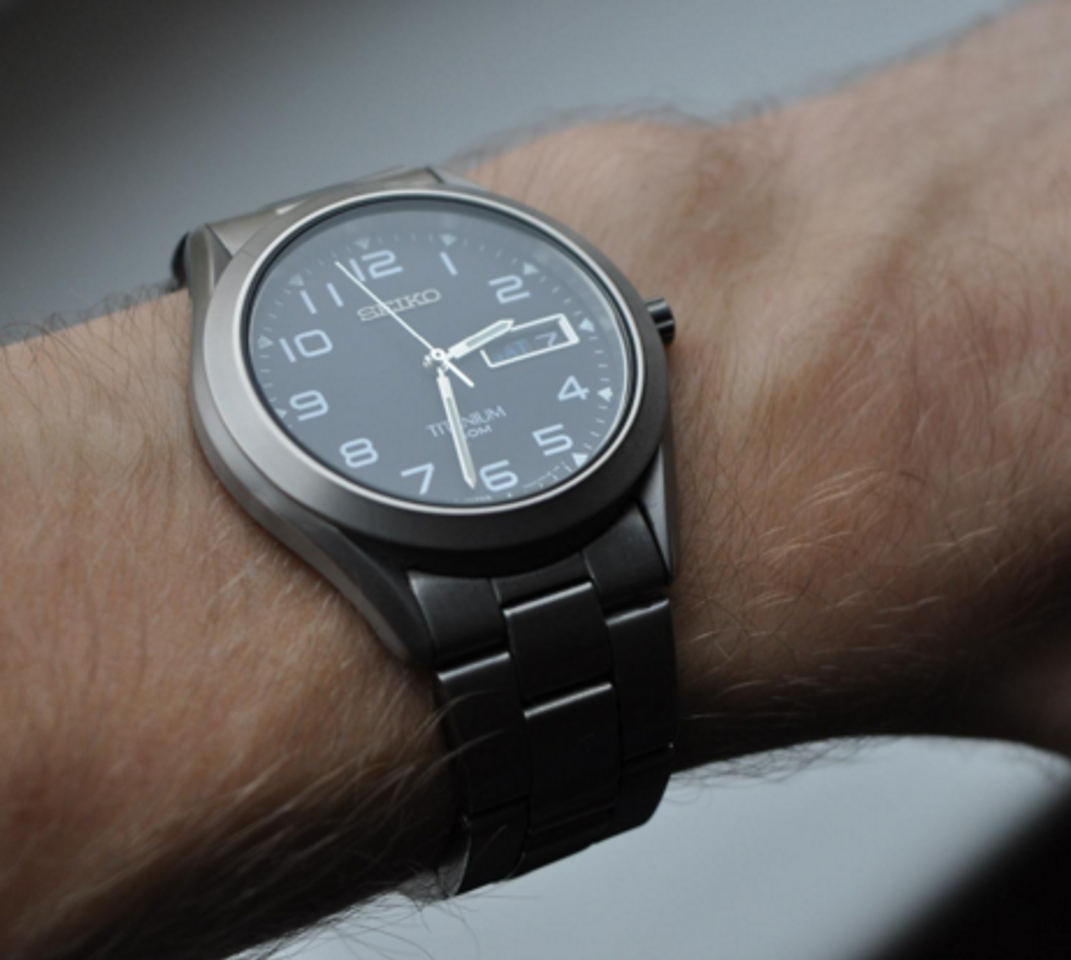 Đồng hồ Seiko SGG711 khi đeo trên tay