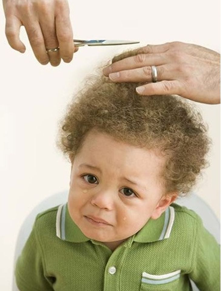 Rất nhiều bé sợ hãi khi cắt tóc bằng kéo