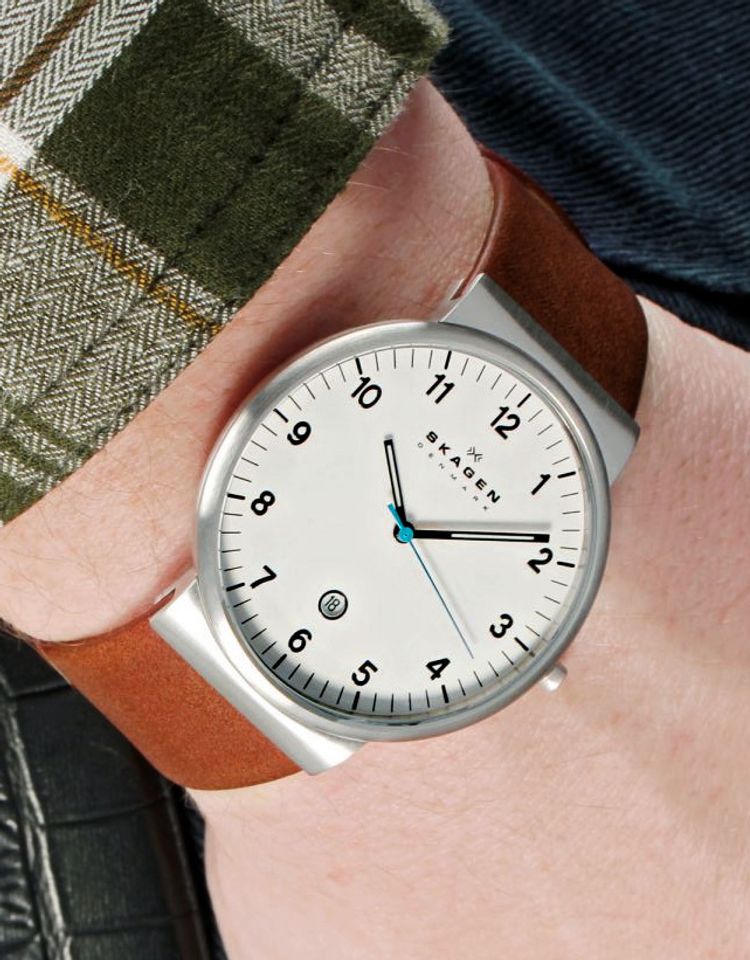 Chiếc đồng hồ nam Skagen trên tay nam tính, lịch lãm