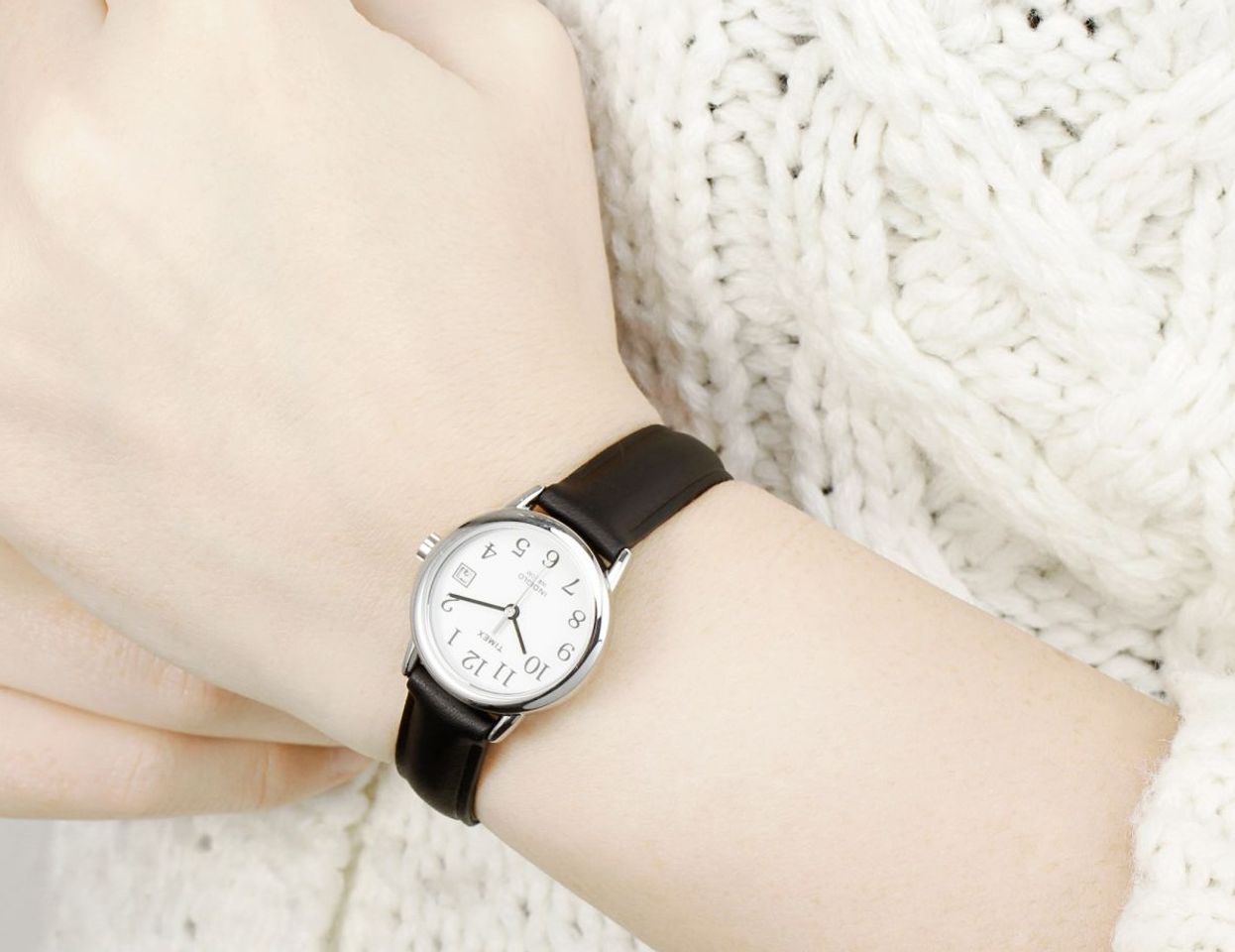Chiếc đồng hồ Timex nữ T2H331 lên tay thanh tinh tế, thanh lịch như chính các cô gái