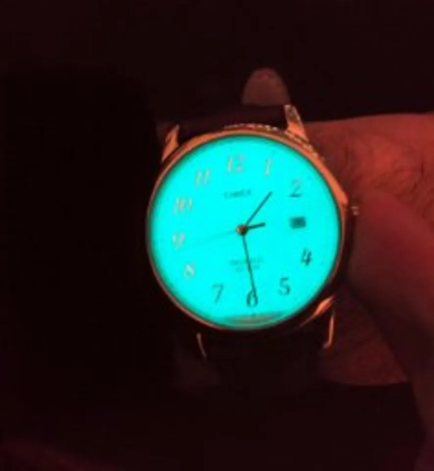 Timex T2M441 có đèn nền Indiglo thuận tiện cho việc xem giờ vào buổi tối. Đây là sự lựa chọn hoàn hảo phái mạnh không nên bỏ qua