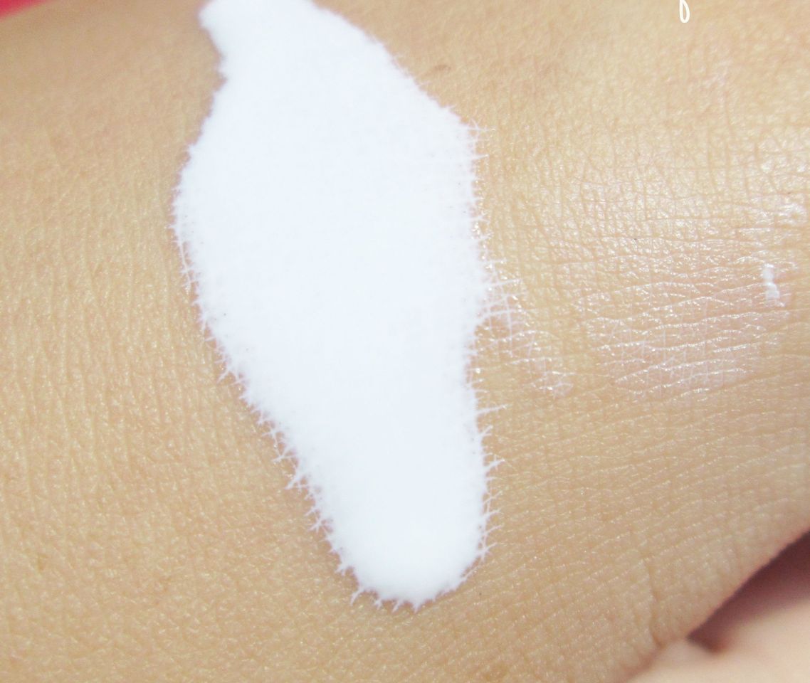 Kem chống nắng Biore Perfect Block Milk dạng sữa dễ thẩm thấu vào da
