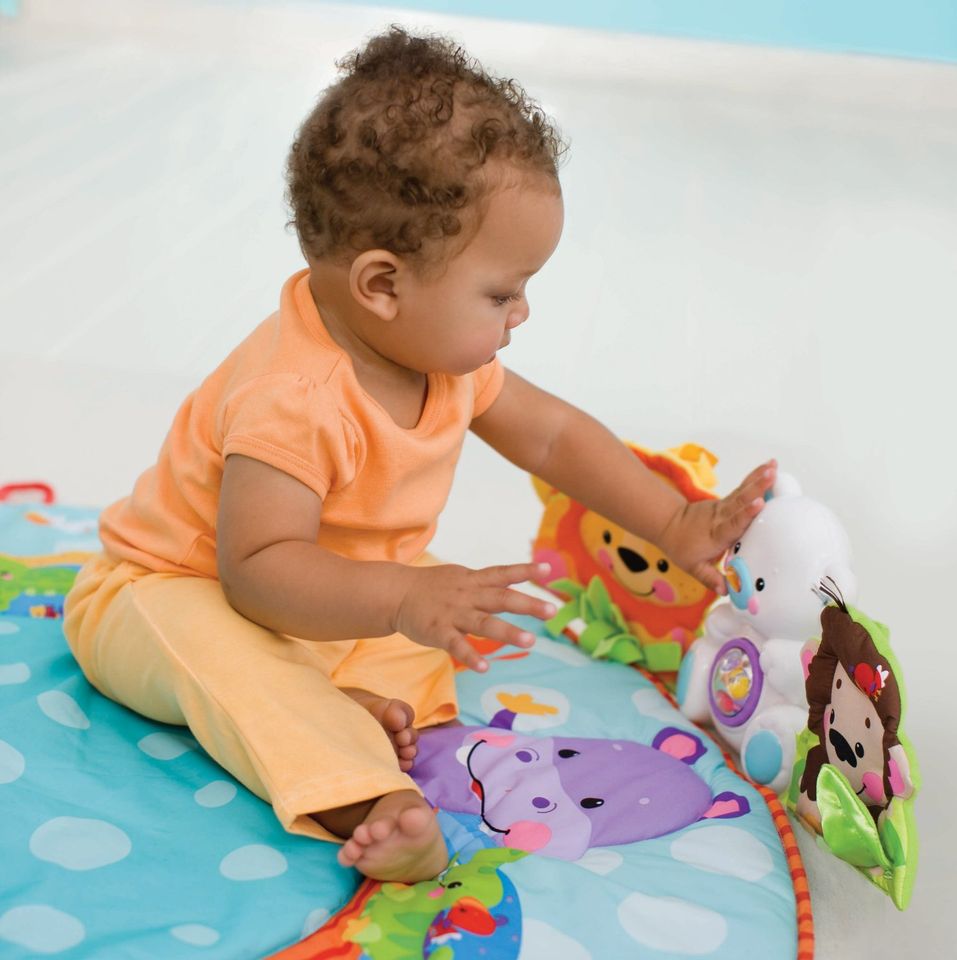 Thảm cho bé nằm chơi không chỉ giúp bé thoải mái vui đùa mà còn giúp bé phát triển thị giác, thính giác
