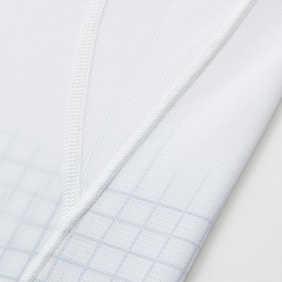 Áo Uniqlo tennis được làm bằng chất liệu 100% Polyester cấu trúc lưới