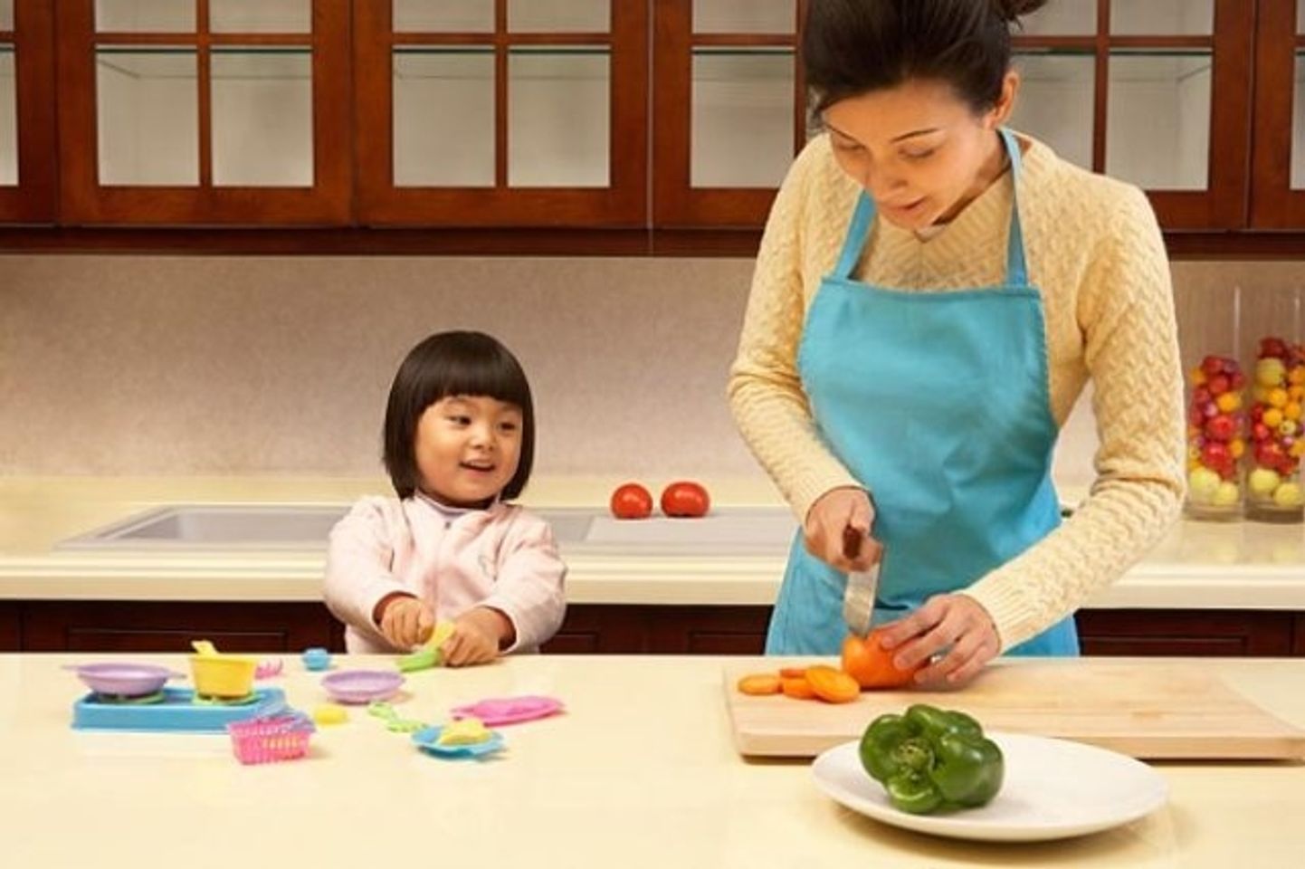 Bộ đồ chơi nấu ăn giúp bé làm quen với công việc bếp núc