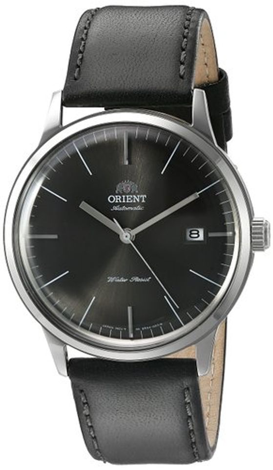 Đồng hồ Orient FER2400KA0 cho nam sở hữu phong cách khác lạ cổ điển pha chút mới mẻ. Dây da màu đen với đường khâu xám phù hợp tiêu chuẩn vòng tay nam, khóa gài chắc chắn, dễ sử dụng.