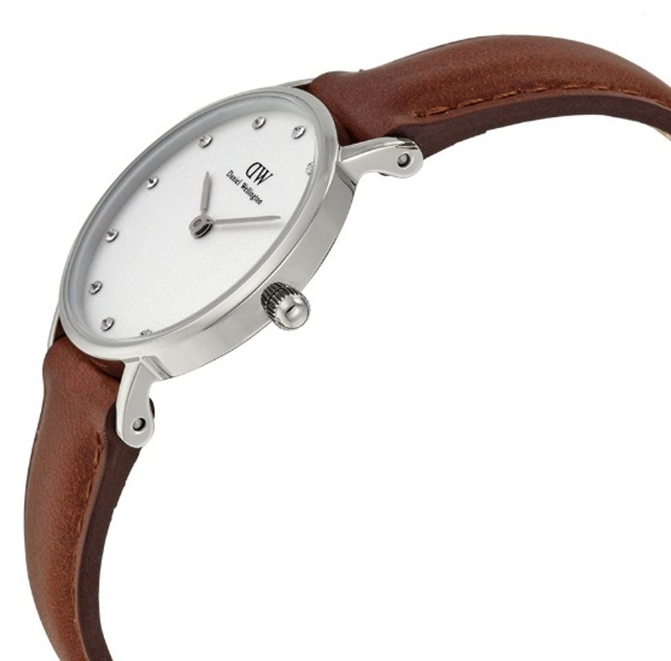 Gờ bezel màu bạc được đánh bóng giúp chiếc đồng hồ trở nên trẻ trung