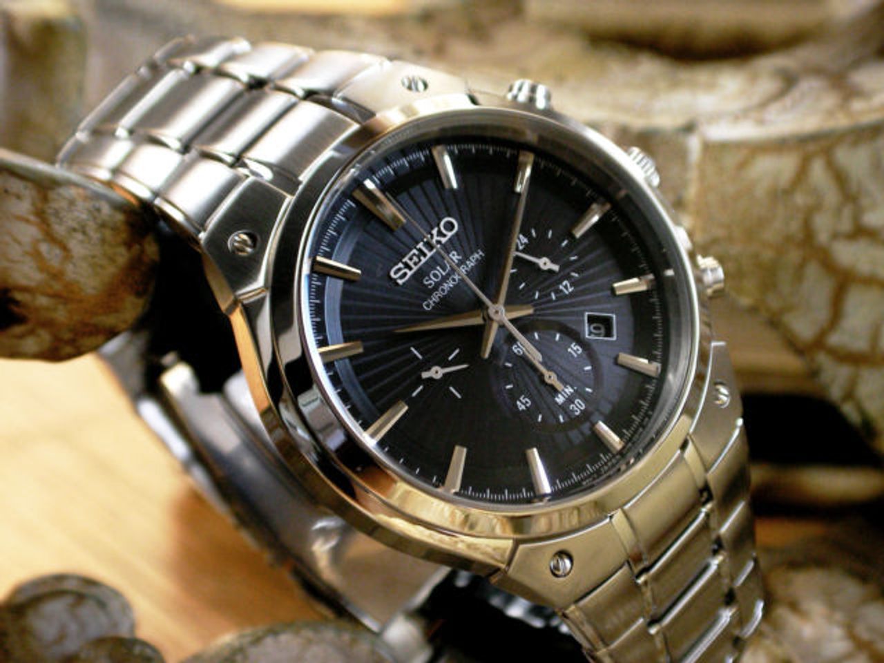 Đồng hồ Nhật Seiko Solar SSC317 có vỏ và gờ bezel làm bằng thép không gỉ sáng bóng, ánh lên vẻ đẹp của kim loại với màu xám phong cách
