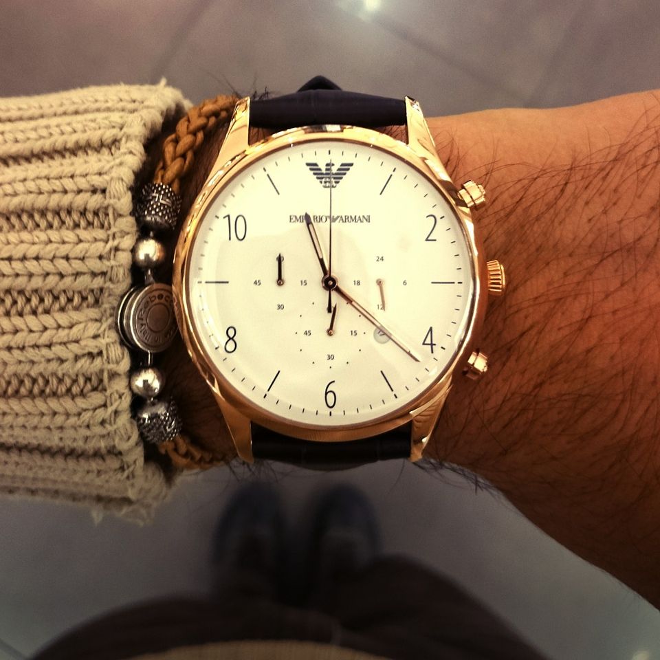 Chiếc đồng hồ Armani nam trên tay sang trọng và lịch lãm
