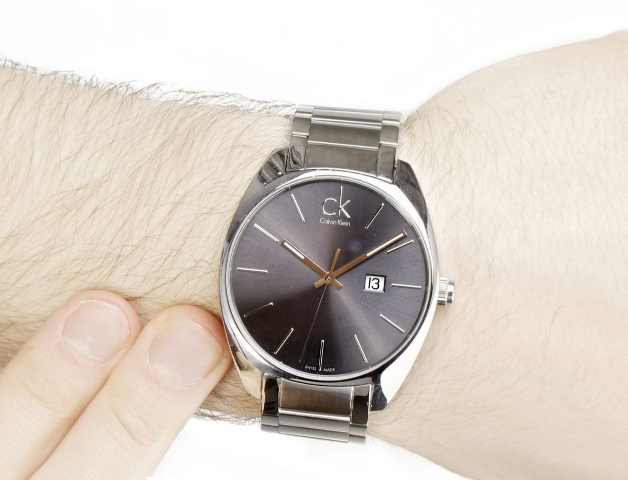 Chiếc đồng hồ Calvin Klein trên tay trẻ trung nhưng không kém phần lịch lãm, sang trọng