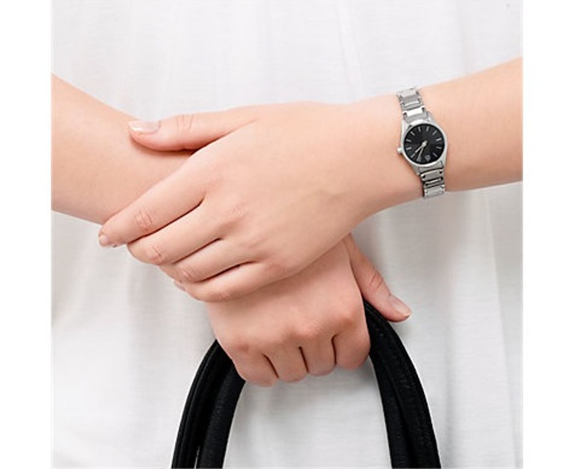 Chiếc đồng hồ Calvin Klein nữ trên tay vô cùng tinh tế và sang trọng