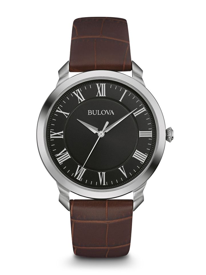 Mặt số của chiếc đồng hồ Bulova nam này sử dụng tông màu đen nam tính, quyền lực, nổi bật là cọc số La Mã trắng