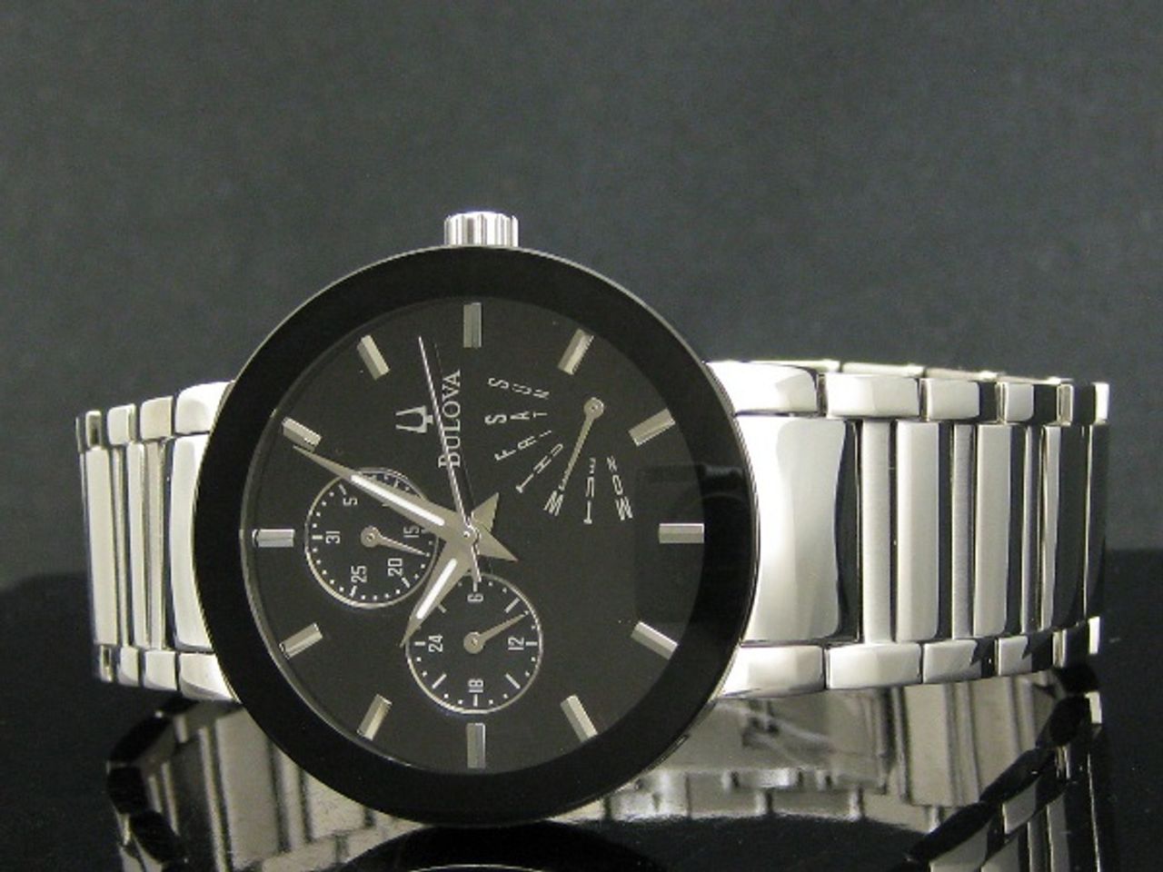 Dây đồng hồ mạ bạc sáng bóng kết hợp hoàn hảo với mặt số giúp chiếc đồng hồ trở nên lịch lãm hơn