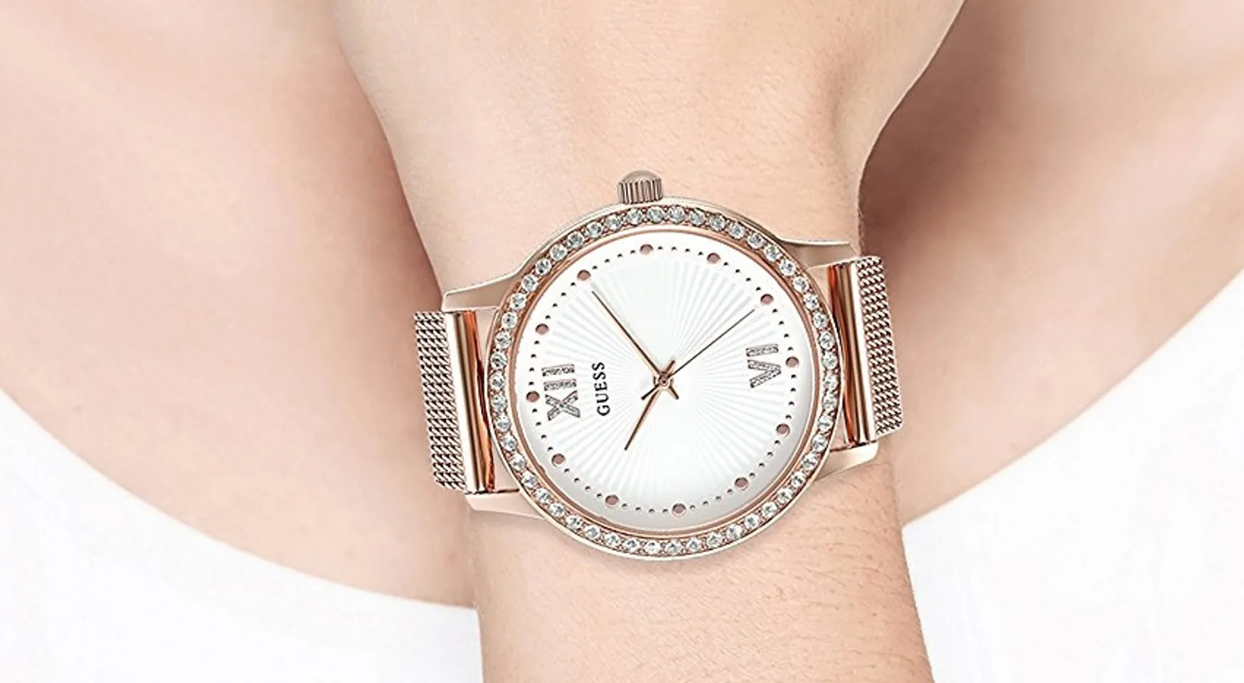 Chiếc đồng hồ Guess nữ trên tay đầy lôi cuốn