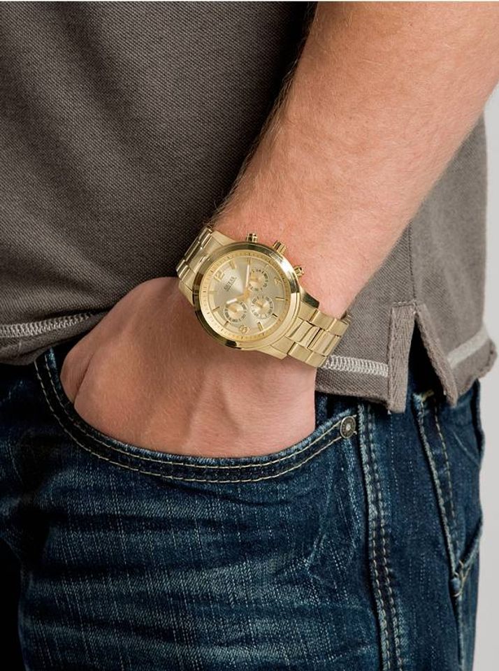 Chiếc đồng hồ Guess nam trên tay sang trọng nhưng cũng không kém phần trẻ trung