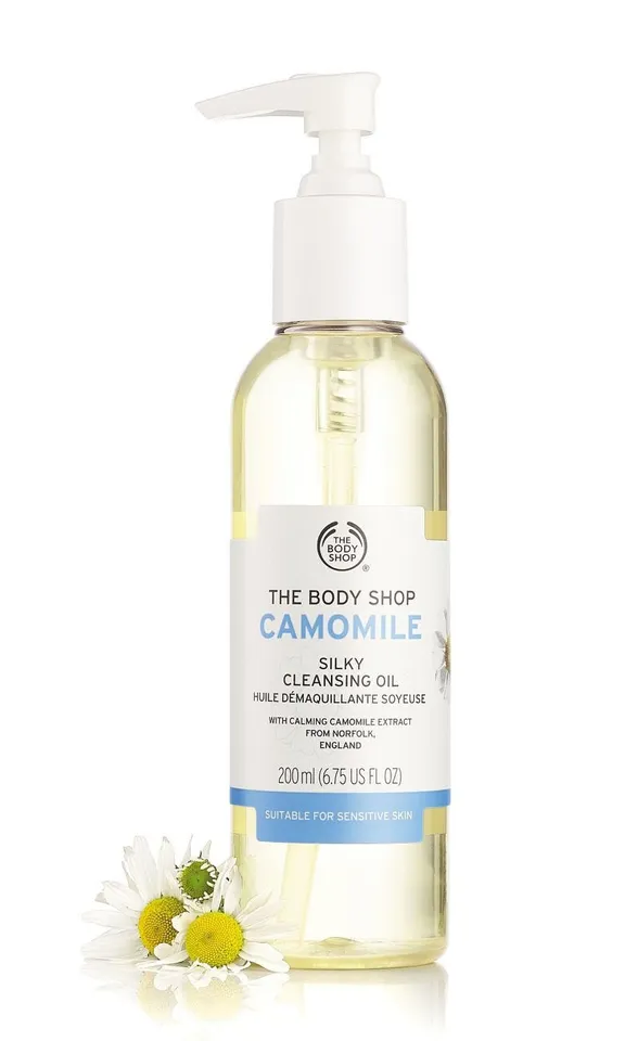 Dầu tẩy trang The Body Shop Camomile Silky Cleansing Oil được chiết xuất từ tinh chất hoa cúc