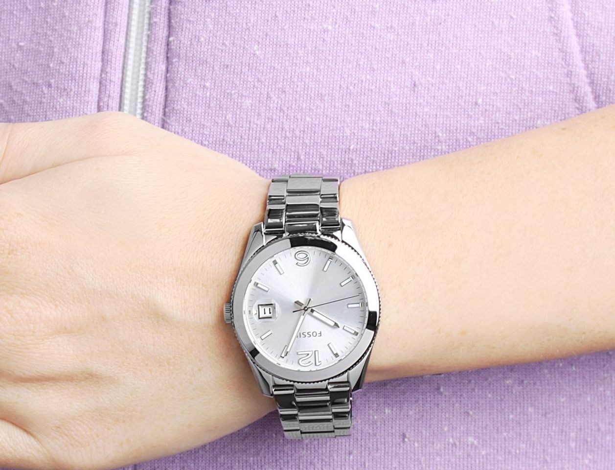 Chiếc đồng hồ Fossil nữ trên tay sang trọng, đẳng cấp