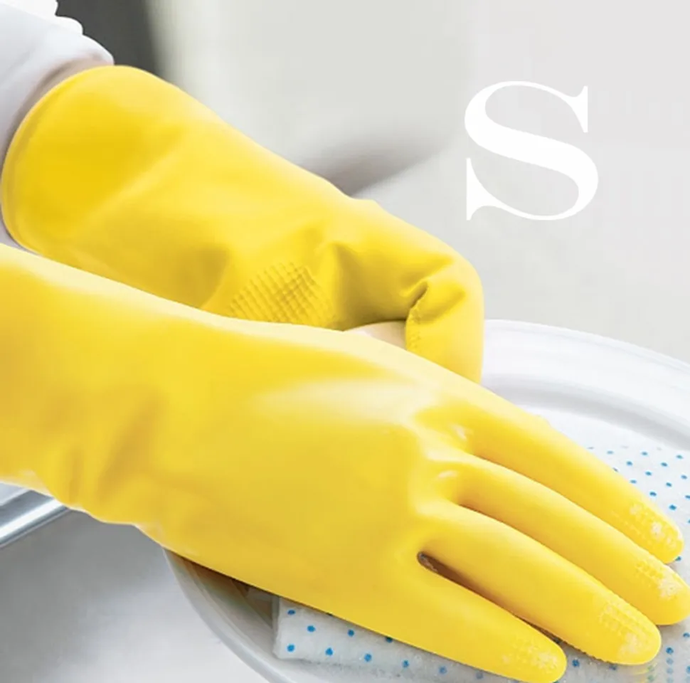 Găng tay sở hữu độ dài vừa đủ, bám vào cánh tay giúp bạn tránh được các loại nước hóa chất khi rửa bát, giặt quần áo