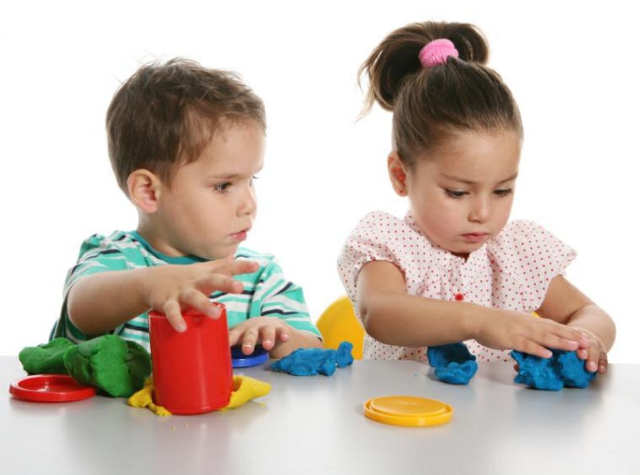 Trò chơi tập nặn giúp bé thể hiện sự sáng tạo, khéo léo, đức tính kiên trì và gắn kết khi chơi cùng bạn bè, bố mẹ