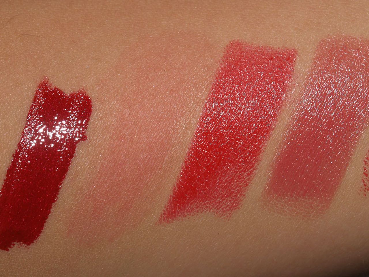 Màu sắc sẽ đỏ dần sau nhiều lớp nên bạn có thể chọn đánh 1 hoặc 2 lớp cho màu môi đỏ hồng tự nhiên
