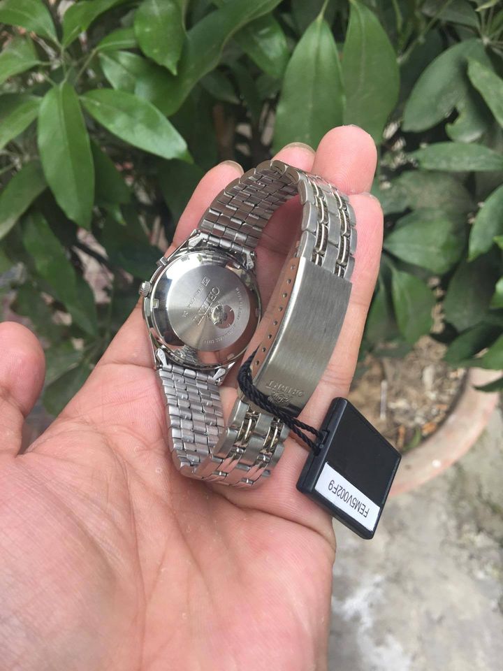 Chiếc đồng hồ Orient nam FEM5V002F trên tay cực chất