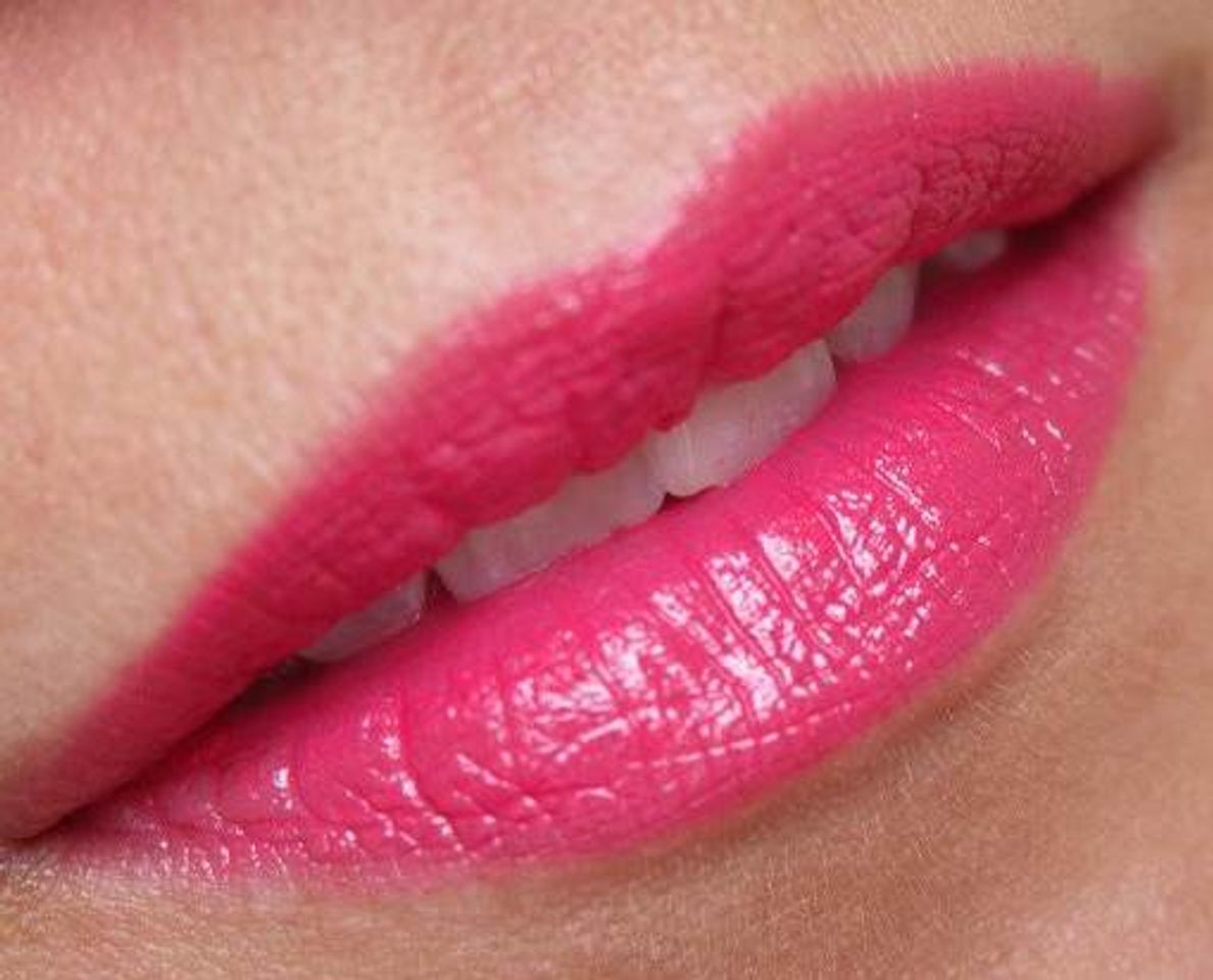 Lấy cảm hứng từ những trái dâu tây chín mọng ngọt ngào, Smart Lipstick Kiko tiếp tục bổ sung cho bảng màu một màu sắc hồng dâu cực đáng yêu và thu hút