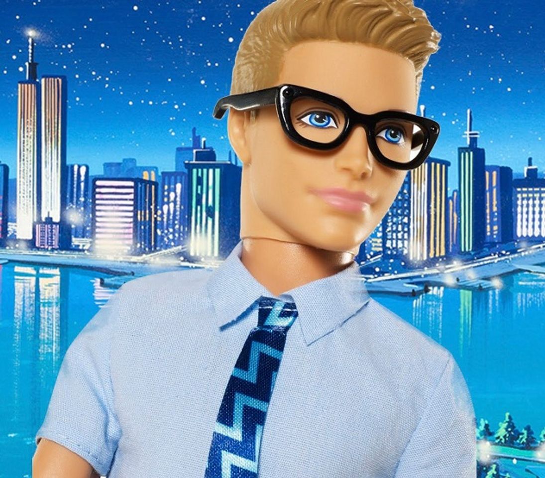 Ngoài việc sở hữu thân hình chuẩn, búp bê Barbie Ken sở hữu khuôn mặt điển trai, lịch thiệp