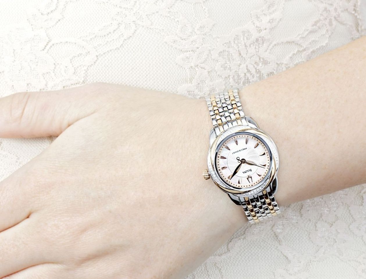 Chiếc đồng hồ Bulova nữ 98R153 trên tay sang trọng