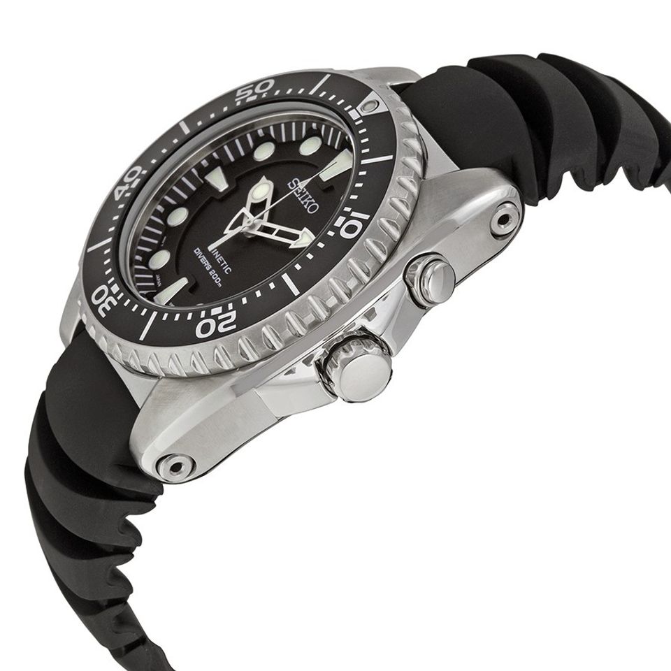 Mặt đồng hồ Seiko Kinetic SKA413 được làm bằng tinh thể Hardlex có khả năng chống va đập tốt